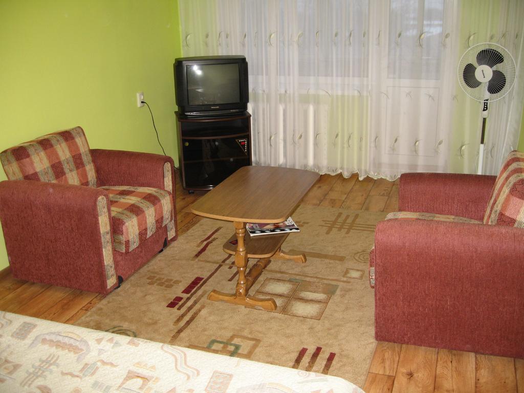 Apartment On Vasylya Chervoniya 67 罗夫诺 外观 照片