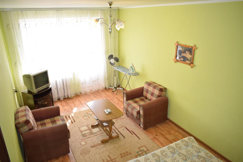 Apartment On Vasylya Chervoniya 67 罗夫诺 外观 照片